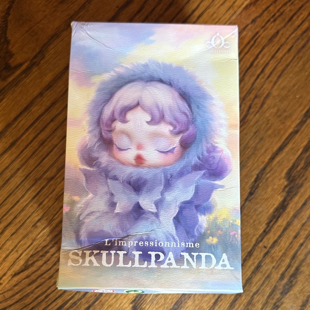 Skullpanda L'impressionnisme Figure. Lightening. Opened package inside